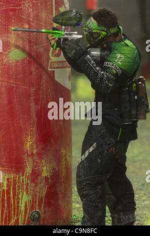 CALGARY Kanada - 2012-01-29 - hinter der Abdeckung eines Bunkers, ein Spieler Sehenswürdigkeiten downfield für seinen Gegner. Stockfoto