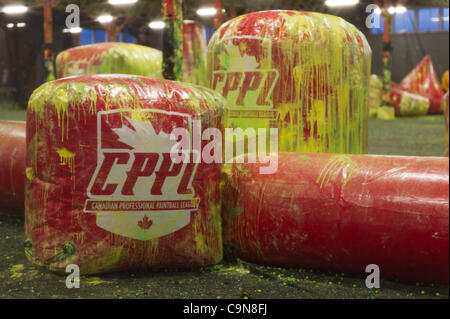 CALGARY Kanada - 2012-01-29 - Aufblasbare Bunker machen den Wettbewerbsbereich. Die CPPL, Canadian Professional Paintball League organisiert das Turnier und andere im Laufe des Jahres. Stockfoto