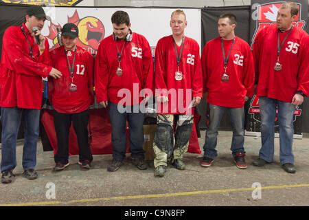 CALGARY Kanada - 2012-01-29 - feindlichen dauert die Division 4 Sekunde statt, von CALGARY Ladegeräte in ihrem dritten Spiel der kanadischen nationalen Speedball Meisterschaften Finale besiegt. Stockfoto