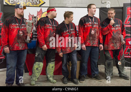 CALGARY Kanada - 2012-01-29 - CALGARY Ladegeräte nimmt die Abteilung 4 zuerst platzieren, feindlich in ihrem dritten Spiel der Canadian National Speedball Championships Finals zu besiegen. Stockfoto