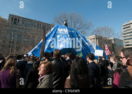 DC-Demonstranten versammeln sich in McPherson Square Park Police Pläne zur Durchsetzung zu protestieren zu besetzen Vorschriften verbieten, camping in Washington, D.C. am Montag, 30. Januar 2012.  Demonstranten bedeckt die Statue in der Mitte des Parks mit einer Plane, genannt das "Zelt der Träume." Die Regelungen wieder durchgesetzt werden Stockfoto