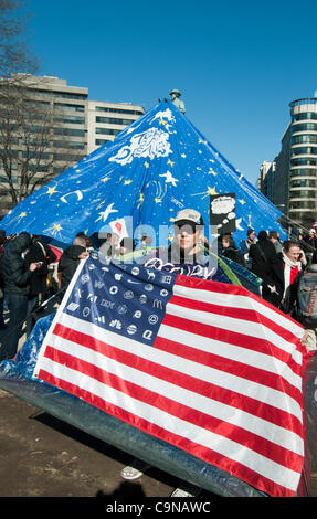 DC-Demonstranten versammeln sich in McPherson Square Park Police Pläne zur Durchsetzung zu protestieren zu besetzen Vorschriften verbieten, camping in Washington, D.C. am Montag, 30. Januar 2012.  Demonstranten bedeckt die Statue in der Mitte des Parks mit einer Plane, genannt das "Zelt der Träume." Die Regelungen wieder durchgesetzt werden Stockfoto