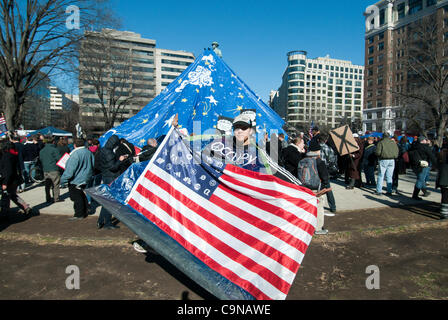 DC-Demonstranten versammeln sich in McPherson Square Park Police Pläne zur Durchsetzung zu protestieren zu besetzen Vorschriften verbieten, camping in Washington, D.C. am Montag, 30. Januar 2012.  Demonstranten bedeckt die Statue in der Mitte des Parks mit einer Plane, genannt das "Zelt der Träume." Die Regelungen wieder durchgesetzt werden Stockfoto