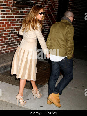 30. Januar 2012 - Jennifer Lopez bei "Late Show With David Letterman" mit Freund Casper Smart. Ed Sullivan Theater, New York Stockfoto