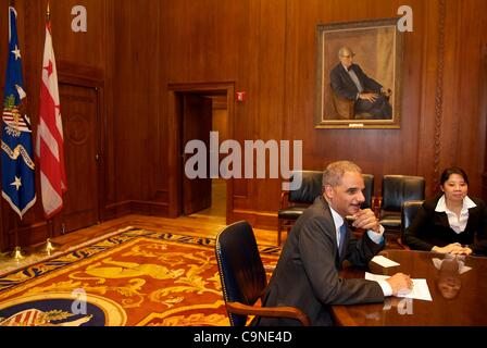 22. November 2011 - besucht Washington, District Of Columbia, USA - US Attorney General Eric H. Holder Jr. ein Treffen in einem Konferenzraum im United States Department of Justice in Washington, D.C. mit einer unbekannten Mitarbeiter, rechts. . 22. November 2011 Fotografie von Mary F. Calvert (Credit Ima Stockfoto