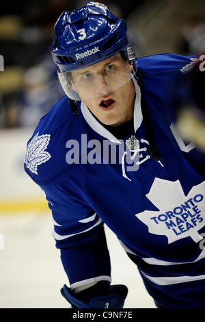 31. Januar 2012 - PENNSYLVANNIA, Pittsburgh, USA - Toronto Maple Leafs Verteidiger Dion Phaneuf (3) während der Pre-game Warm ups wie die Pittsburgh Penguins auf die Toronto Maple Leafs im CONSOL Energy Center in Pittsburgh, PA (Kredit-Bild: © Dean Beattie/Southcreek/ZUMAPRESS.com) Stockfoto