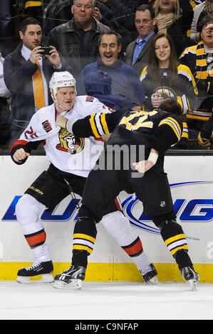 31. Januar 2012 - Boston, Massachusetts, USA - Ottawa Senators rechten Flügel Chris Neil (25) und Boston Bruins rechten Flügel Shawn Thornton (22) Kampf in der Nähe von den Brettern. Beide Spieler würde mit 5 Minuten kämpfen Strafe in Rechnung gestellt. Die Boston Bruins und die Ottawa Senators sind 1: 1 nach dem ersten pro gebunden. Stockfoto