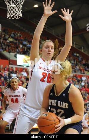 31. Januar 2012 - Newark, New Jersey, USA - Rutgers Scarlet Knights vorwärts-/Mitte Christa Evans (20) Beiträge bis zur Notre Dame Fighting Irish Verteidigung bewachen Brittany Mallory (22) während der ersten Hälfte NCAA Big East Frauen-Basketball-Aktion zwischen Notre Dame und Rutgers bei Louis Braun Athletic Center. N Stockfoto