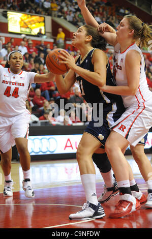 31. Januar 2012 - Newark, New Jersey, USA - Notre Dame Fighting Irish vorwärts Natalie Achonwa (11) von Rutgers Scarlet Knights gefoult wird nach vorne/Mitte Christa Evans (20) während der ersten Hälfte NCAA Big East Frauen-Basketball-Aktion zwischen Notre Dame und Rutgers bei Louis Braun Athletic Center. Notre Stockfoto