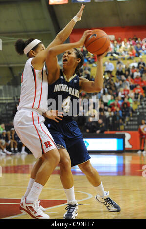 31. Januar 2012 - Newark, New Jersey, USA - Notre Dame Fighting Irish guard Skylar Diggins (4) versucht, Vergangenheit Rutgers Scarlet Knights Nikki Speed (11 bewachen) während der ersten Hälfte NCAA Big East Frauen-Basketball-Aktion zwischen Notre Dame und Rutgers bei Louis Braun Athletic Center zu bekommen. Notre Dame führt Stockfoto