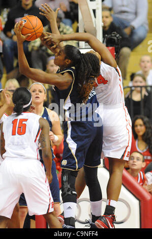 31. Januar 2012 - Newark, New Jersey, USA - Notre Dame Fighting Irish vorwärts Devereaux Peters (14) schnappt sich eine Defensive rebound von Rutgers Scarlet Knights vorwärts-/Mitte Monique Oliver (34) während der ersten Hälfte NCAA Big East Frauen-Basketball-Aktion zwischen Notre Dame und Rutgers bei Louis Brow Stockfoto