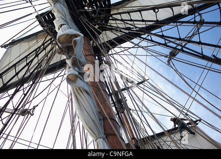 1. Dezember 2011 richtet - Long Beach, Kalifornien, USA - Lady Washington Bootsmann MATTHEW GEMPLER, ein Segel, während einer Reise von Redondo Beach in Long Beach. Die hölzernen Windjammer ist eine Nachbildung des original Lady Washington, die in den späten 1700er Jahren als Handelsschiff gebaut wurde und war die erste Ameri Stockfoto