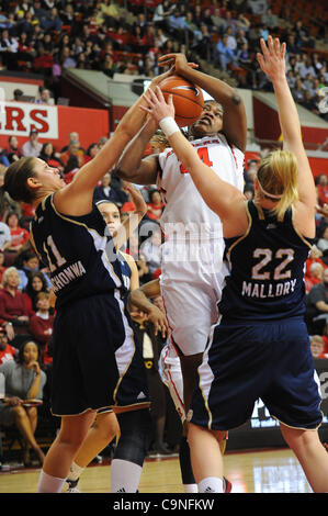 31. Januar 2012 - Newark, New Jersey, USA - Notre Dame Fighting Irish vorwärts Natalie Achonwa (11) Blöcke Rutgers Scarlet Knights vorwärts-/Mitte Monique Olivers (34) Louis Braun Athletic Center während der zweiten Hälfte NCAA Big East Frauen-Basketball-Aktion zwischen Notre Dame und Rutgers beschossen. Nicht Stockfoto