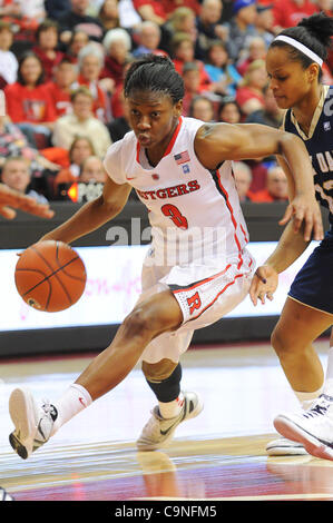 31. Januar 2012 - Newark, New Jersey, USA - Rutgers Scarlet Knights bewachen Erica Wheeler (3) Laufwerke in den Korb während der zweiten Hälfte NCAA Big East Frauen-Basketball-Aktion zwischen Notre Dame und Rutgers bei Louis Braun Athletic Center. Notre Dame besiegte Rutgers 71-41. (Kredit-Bild: © Willen Schne Stockfoto