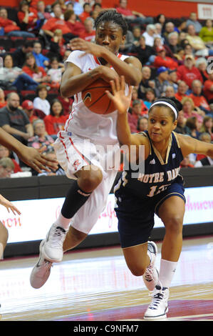 31. Januar 2012 - Newark, New Jersey, USA - Rutgers Scarlet Knights bewachen Erica Wheeler (3) Laufwerke in den Korb während der zweiten Hälfte NCAA Big East Frauen-Basketball-Aktion zwischen Notre Dame und Rutgers bei Louis Braun Athletic Center. Notre Dame besiegte Rutgers 71-41. (Kredit-Bild: © Willen Schne Stockfoto