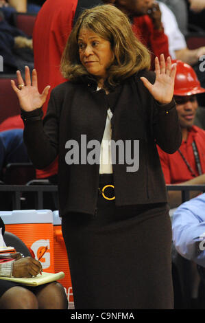 31. Januar 2012 - Newark, New Jersey, USA - Rutgers Scarlet Knights Cheftrainer C. Vivian Stringer ihre Stimmung während der zweiten Hälfte NCAA Big East Frauen-Basketball-Aktion zwischen Notre Dame und Rutgers bei Louis Braun Athletic Center zeigt. Notre Dame besiegte Rutgers 71-41. (Kredit-Bild: © Willen Schne Stockfoto