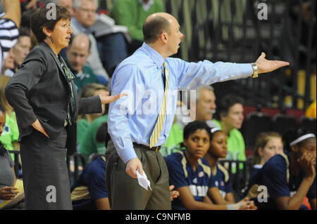 31. Januar 2012 - Newark, New Jersey, USA - Notre Dame Fighting Irish Cheftrainer Muffet McGraw und Co-Trainer Jonathan Tsipis auf ein Spiel während der zweiten Hälfte NCAA Big East Frauen-Basketball-Aktion zwischen Notre Dame und Rutgers bei Louis Braun Athletic Center reagieren. Notre Dame besiegte Rutgers Stockfoto