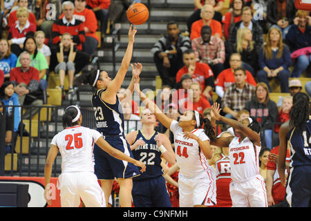 31. Januar 2012 - Newark, New Jersey, USA - Notre Dame Fighting Irish Kayla McBride (23) startet eine Aufnahme über Rutgers Scarlet Knights Guard/Forward Betnijah Laney (44) zu schützen und bewachen Shakena Richardson (22) während der zweiten Hälfte NCAA Big East Frauen-Basketball-Aktion zwischen Notre Dame und Rutgers an Stockfoto