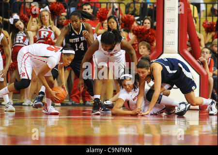 31. Januar 2012 - Newark, New Jersey, USA - Rutgers Scarlet Knights Guard Briyona Canty (25) einen Ball von Notre Dame Fighting Irish mißhandelt erholt sich Natalie Achonwa (11) zu übermitteln und kippte Weg von Rutgers Scarlet Knights Guard/Forward Betnijah Laney (44) während der zweiten Hälfte NCAA Big East Frauen baske Stockfoto