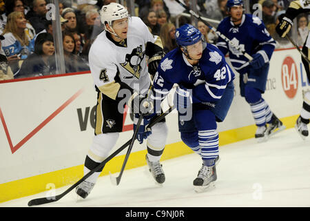 31. Januar 2012 - Pittsburgh, PENNSYLVANNIA, US - Pittsburgh Penguins Verteidiger, Zbynek Michalek (4) und Toronto Maple Leafs Center Tyler Bozak (42), hinter die Pinguine in der ersten Periode net verheddern wie die Pittsburgh Penguins auf die Toronto Maple Leafs im CONSOL Energy Center in Grube Stockfoto