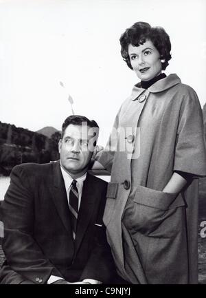 RAYMOND BURR mit Barbara Hale.Perry Mason - der Fall von der falschen Books.Supplied von Fotos, inc. (Kredit-Bild: © Globe Photos/ZUMAPRESS.com) Stockfoto