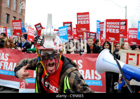 1. Februar 2012 gesammelt - Toronto, Kanada - Studenten aus Toronto Bereich Universitäten und Hochschulen in der Innenstadt von Toronto bis März in steigenden Studiengebühren und steigenden Niveaus der postsekundären Schuld protestiert. Stockfoto