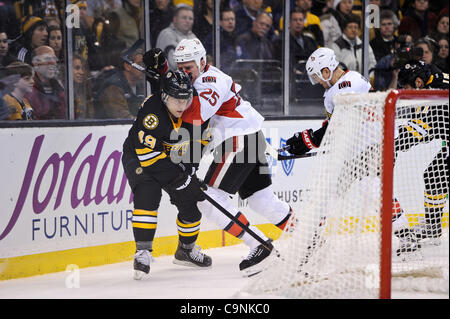 31. Januar 2012 - Boston, Massachusetts, prüft USA - Ottawa Senators rechten Flügel Chris Neil (25) Boston Bruins Zentrum Rich Peverley (49) hinter dem Netz. Die Boston Bruins besiegen die Ottawa Senators 4 - 3 Verordnung im TD Garden. (Bild Kredit: Geoff Bolte/Southcreek/ZUMAPRESS.com ©) Stockfoto