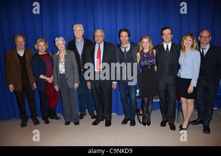 Michael McKean, Candice Bergen, Angela Lansbury, John Larroquette, James Earl Jones, Eric McCormack, Kerry Butler, Jefferson Mays, Donna Hannover, Michael Wilson im Inneren für Gore Vidal der beste Mann warf Foto Op, die neue 42nd Street Studios, New York, NY 1. Februar 2012. Foto von: Derek Sturm/Evere Stockfoto