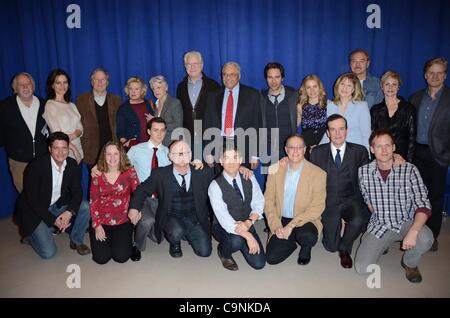 Besetzung, darunter Michael McKean, Candice Bergen, Angela Lansbury, John Larroquette, James Earl Jones, Eric McCormack, Kerry Butler, Jefferson Mays, Donna Hanover, Michael Wilson im Inneren für Gore Vidal THE BEST MAN Cast Fototermin, The New 42nd Street Studios, New York, NY 1. Februar 2012. Foto Stockfoto