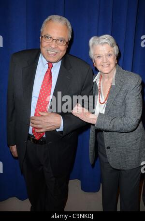 James Earl Jones, Angela Lansbury innen für Gore Vidal der beste Mann warf Foto Op, die neue 42nd Street Studios, New York, NY 1. Februar 2012. Foto von: Derek Sturm/Everett Collection Stockfoto