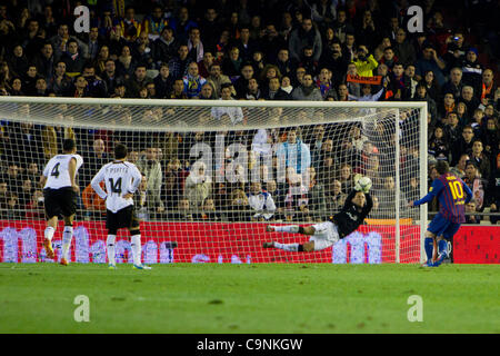 02.01.2011 - VALENCIA, Spanien / / COPA DEL REY - Fußball - Valencia CF vs FC Barcelona - 1/2 Finale - Estadio Mestalla---Diego Alves Torhüter von Valencia CF wie er den Elfmeter schoss von Messi hält Stockfoto