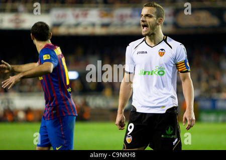 02.01.2011 - VALENCIA, Spanien / / COPA DEL REY - Fußball - Valencia CF vs FC Barcelona - 1/2 Finale - Estadio Mestalla---Soldado von Valencia CF schreit die linier Stockfoto