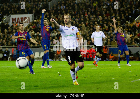 02.01.2011 - VALENCIA, Spanien / / COPA DEL REY-Fußball - Fußball - Valencia CF vs FC Barcelona - 1/2 Finale - Estadio Mestalla---Spieler versuchen, Influenciate linier nach dem Ball drehte sich weg von dem Fußballplatz Stockfoto