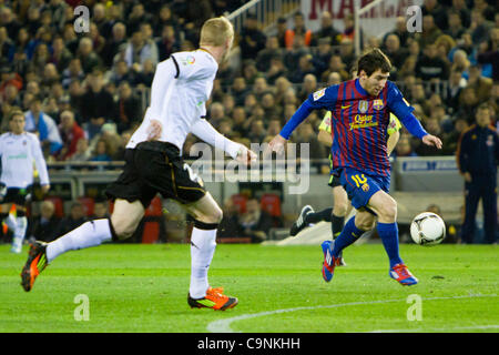 02.01.2011 - VALENCIA, Spanien / / COPA DEL REY - Fußball - Valencia CF vs FC Barcelona - 1/2 Finale - Estadio Mestalla---Messi vom FC Barcelona versucht zu fliehen, Mathieu Stockfoto