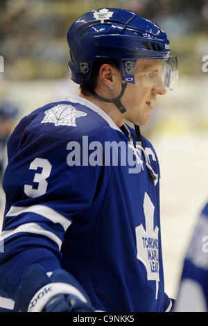 31. Januar 2012 - PENNSYLVANNIA, Pittsburgh, USA - Toronto Maple Leafs Verteidiger Dion Phaneuf (3) während der Pre-game Warm ups wie die Pittsburgh Penguins auf die Toronto Maple Leafs im CONSOL Energy Center in Pittsburgh, PA (Kredit-Bild: © Dean Beattie/Southcreek/ZUMAPRESS.com) Stockfoto