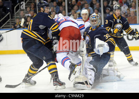 1. Februar 2012 - Zentrum Buffalo, New York, US - Buffalo Sabres Verteidiger Christian Ehrhoff (10) Laufwerke New York Rangers Brian Boyle (22) in Buffalo Sabres Torhüter Ryan Miller (30) als der Puck Weg in der ersten Periode an die First Niagara Center in Buffalo, New York springt. Die New York Rangers und Stockfoto