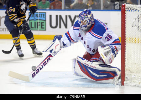 1. Februar 2012 - sieht Buffalo, New York, USA - New York Rangers Torwart Henrik Lundqvist (30) den Puck mit seinem Stab in die zweite Halbzeit gegen die Buffalo Sabres an die First Niagara Center in Buffalo, New York niederzuschlagen. Die New York Rangers und den Buffalo Sabres sind gebundene 0-0 nach der secon Stockfoto