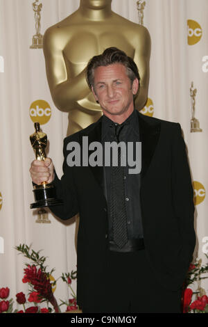 22. Februar 2009 - Hollywood, Kalifornien, USA - Schauspieler SEAN PENN im Drucksaal auf der 81. Oscar-Verleihung im Kodak Theatre in Hollywood statt. (Kredit-Bild: © Lisa O'Connor/ZUMA Press) Stockfoto