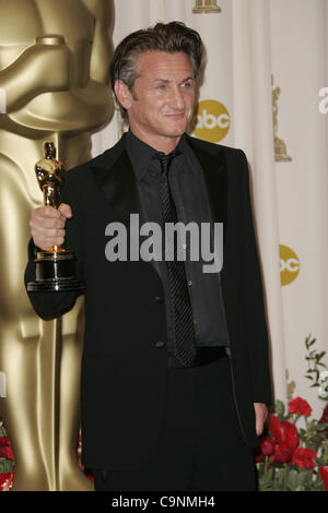 22. Februar 2009 - Hollywood, Kalifornien, USA - Schauspieler SEAN PENN im Drucksaal auf der 81. Oscar-Verleihung im Kodak Theatre in Hollywood statt. (Kredit-Bild: © Lisa O'Connor/ZUMA Press) Stockfoto