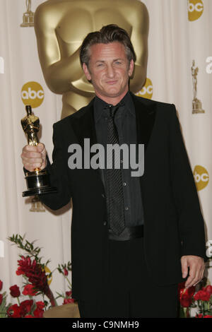 22. Februar 2009 - Hollywood, Kalifornien, USA - Schauspieler SEAN PENN im Drucksaal auf der 81. Oscar-Verleihung im Kodak Theatre in Hollywood statt. (Kredit-Bild: © Lisa O'Connor/ZUMA Press) Stockfoto