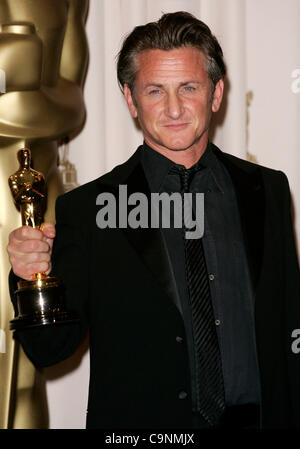 22. Februar 2009 - Hollywood, Kalifornien, USA - SEAN PENN posiert mit Oscar als bester Schauspieler im Presseraum bei den 81. Academy Awards (Credit-Bild: © Jonathan Alcorn/ZUMA drücken) Stockfoto