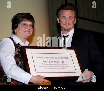 11. Dezember 2005 - San Francisco, Kalifornien, USA - Schauspieler-Regisseur und Aktivist Sean Penn präsentiert der ACLU Civil Liberties Award 2005 ausgesprochenen Todesstrafe Gegner und Autor des Buches "Dead Man Walking,'' Schwester Helen Prejean, C.S.J, während der ACLU Bill Of Rights Tag Jahresfeier Stockfoto