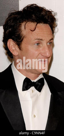 24. Februar 2008; West Hollywood, Kalifornien, USA; Schauspieler SEAN PENN auf der 16. jährlichen Elton John Aids Foundation Oscar Party im Pacific Design Center. Obligatorische Credit: Foto von Vaughn Youtz/ZUMA Press. ( Stockfoto