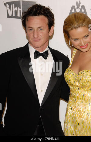 24. Februar 2008; West Hollywood, Kalifornien, USA; Schauspieler SEAN PENN und Model PETRA NEMCOVA bei der 16. jährlichen Elton John Aids Oscar Stiftung Party im Pacific Design Center. Obligatorische Credit: Foto von Vaughn Youtz/ZUMA Press. ( Stockfoto