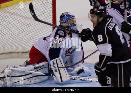 1. Februar 2012 - Los Angeles, Kalifornien, US - Los Angeles Kings Drew Doughty (8) feiert sein Spiel Siegtreffer, die im Netz mit 0,3 Sekunden ging auf die endgültige Spieluhr links.  Columbus Blue Jackets Torwart Curtis Sanford (30) kann es nicht glauben.  Die LA Kings besiegen den Columbus Blue Jackets 3-2 Stockfoto