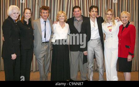 20. Dezember 2004 - Scarborough, North Yorkshire, England - JEAN FIRSTENBERG, ROBILN WRIGHT PENN, SEAN PENN, EILEEN RYAN PENN, CHRIS PENN, MICHAEL PENN, AIMEE MANN & LOIS SAFFION. SCHAUSPIELER & FAMILY.5TH AFI PLATINUM CIRCLE AWARD. BEVERLY HILTON HOTEL, BEVERLY HILLS, LA, USA.01/10/2004.LAK43971. BILDNACHWEIS: / K4 Stockfoto