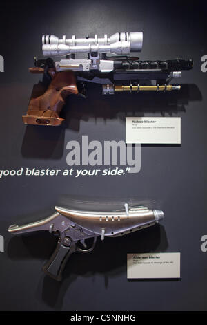 22. Januar 2012 - Santa Ana, Kalifornien, USA - A Naboo Blaster (oben) in Episode I: The Phantom Menace verwendet und eine Alderaan-Blaster verwendet in Episode III: die Rache der Sith. Star Wars: Trifft Wissenschaft Phantasie Ausstellung, drei Anzeigen Galerien Sonderangebot-erforscht die futuristischen Technologien d Stockfoto