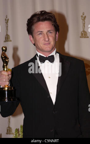 29. Februar 2004; Hollywood, Kalifornien, USA; Oscar-Verleihung 2004: Schauspieler SEAN PENN Gewinner als bester Schauspieler in "Mystic River" im Presseraum an der 76th Annual Academy Awards statt im Kodak Theatre in Hollywood...  (Bild Kredit: Paul Fenton/ZUMAPRESS.com) Stockfoto