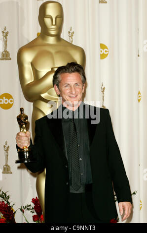 22. Februar 2009 - Hollywood, Kalifornien, USA - SEAN PENN posiert mit Oscar als bester Schauspieler im Presseraum bei den 81. Academy Awards (Credit-Bild: © Jonathan Alcorn/ZUMA drücken) Stockfoto