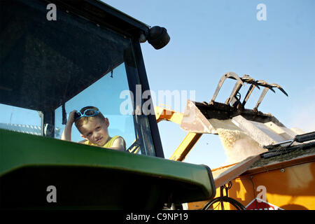 11. Juli 2007 - gerne Dixon, Illinois, USA - Matt Schumacher Sohn Jakob, 3, auf dem Traktor zu fahren, während sein Vater Aufgaben auf ihrer Farm in der Nähe von Dixon, Illinois erledigt. Schumacher und seine Teilhaber Paul Burrs, beide 28, zusammengetan, um Bauernhof 500 Hektar anstatt miteinander zu konkurrieren Stockfoto